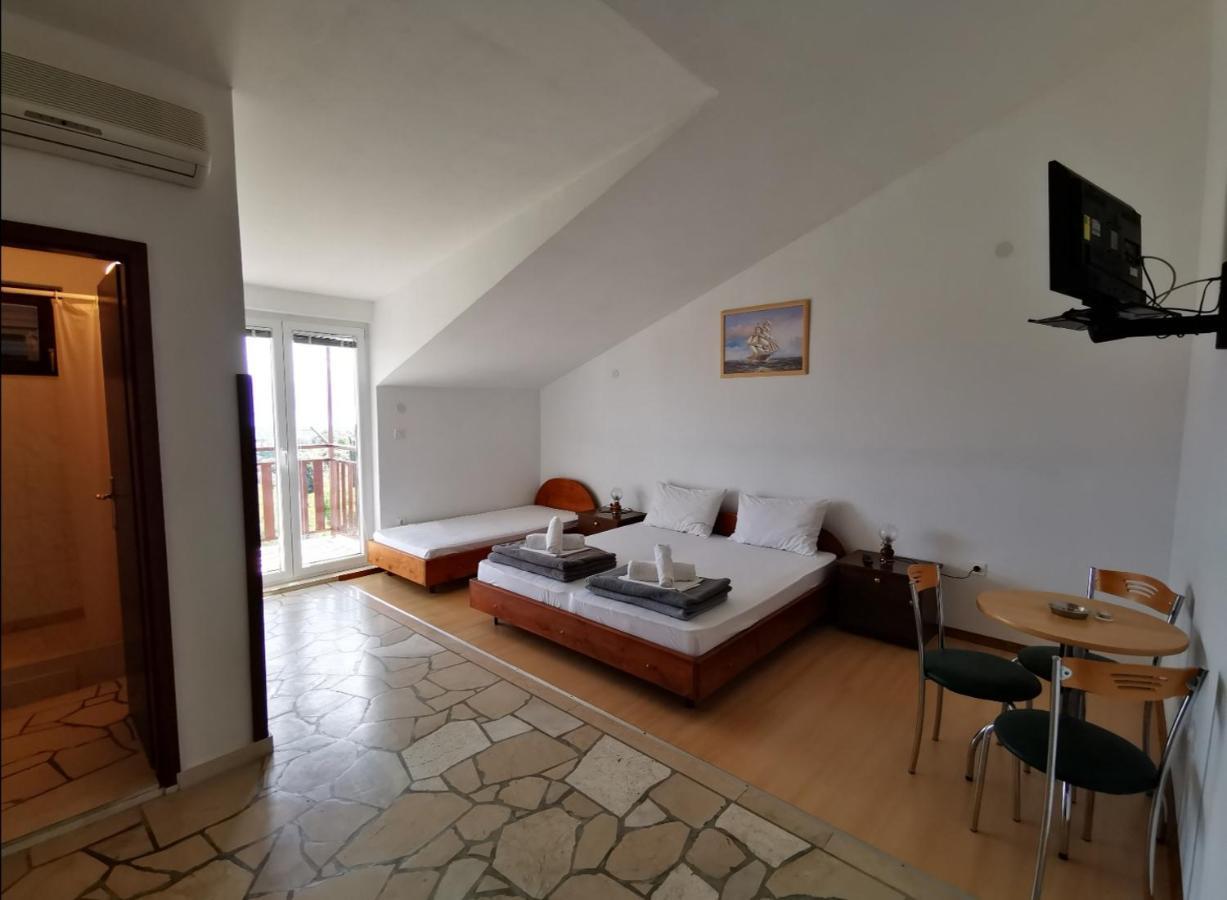 Apartments Plazibat Škrip Exteriör bild