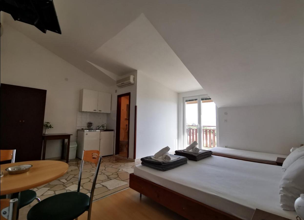 Apartments Plazibat Škrip Exteriör bild