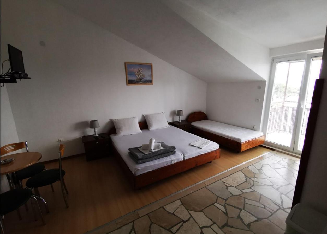 Apartments Plazibat Škrip Exteriör bild