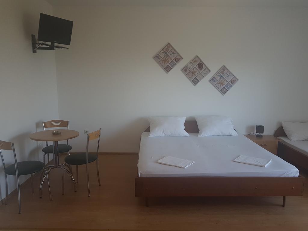 Apartments Plazibat Škrip Exteriör bild