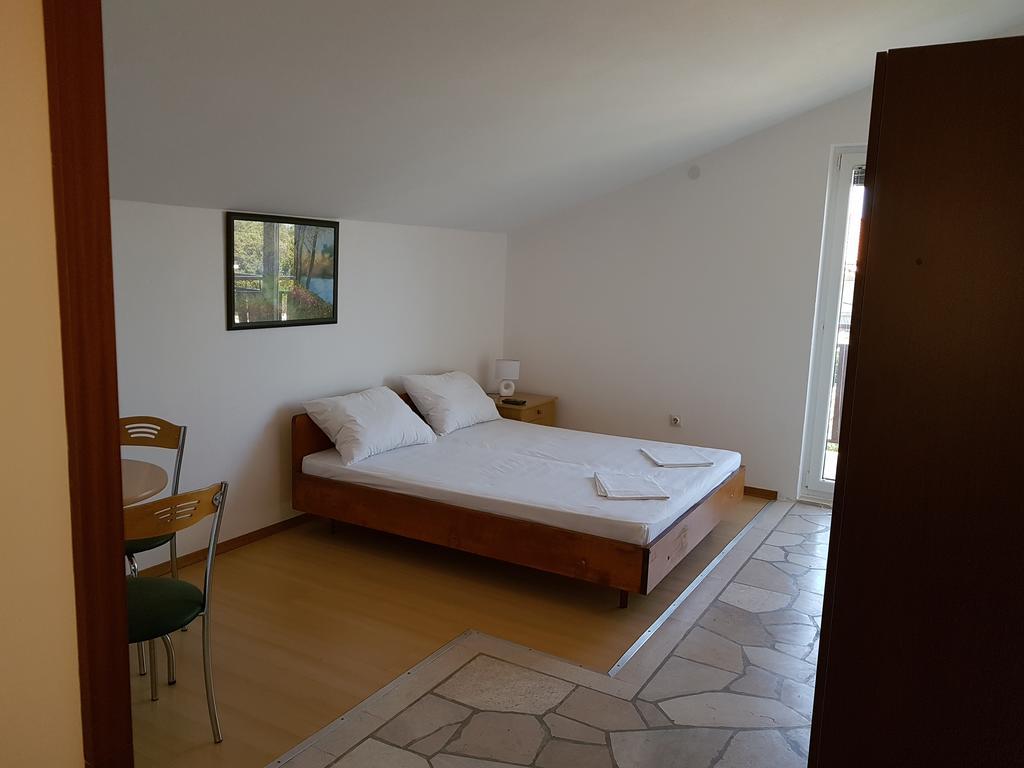 Apartments Plazibat Škrip Exteriör bild