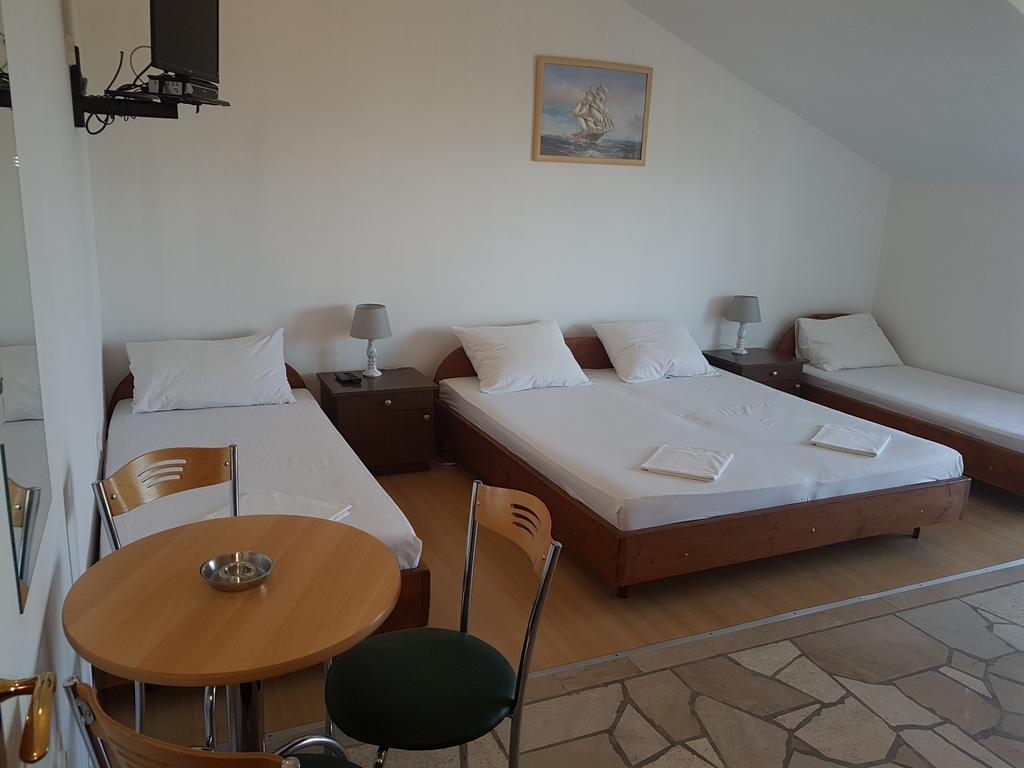 Apartments Plazibat Škrip Exteriör bild