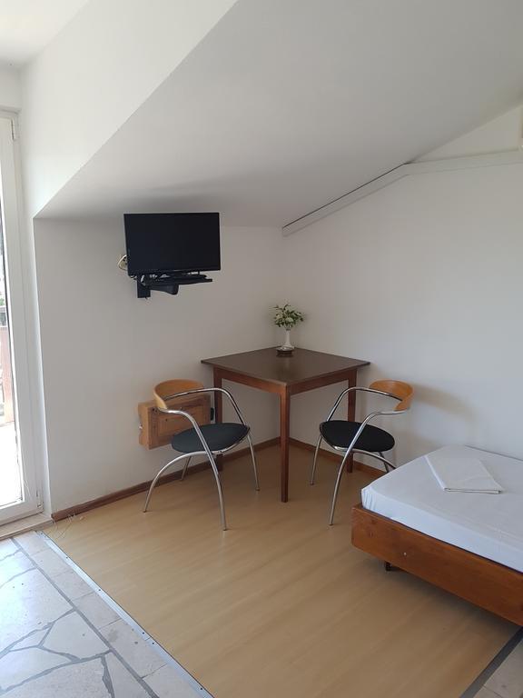 Apartments Plazibat Škrip Exteriör bild